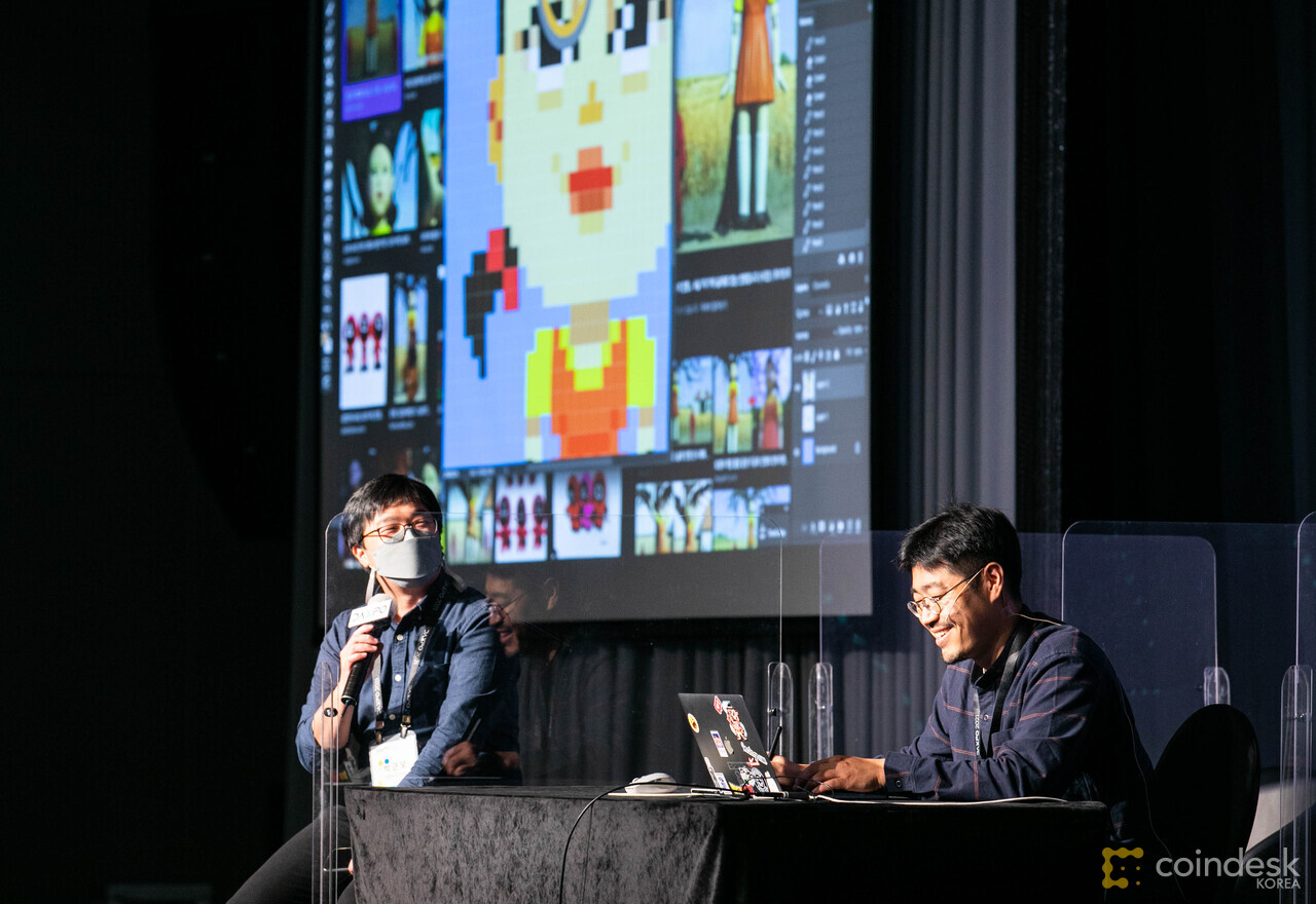 픽셀 아티스트 주재범 작가(사진 오른쪽)가 DAXPO 2021에서 그린 오징어게임 '술래인형'을 NFT로 발행해 판매하겠다고 밝혔다. 출처=코인데스크 코리아