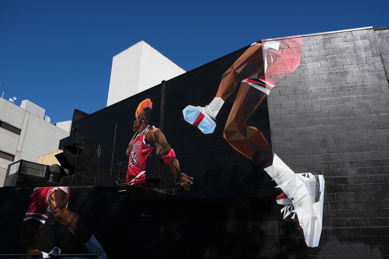미국 로스앤젤레스 다운타운의 한 건물 외벽에 마이클 조던의 점프 장면을 그린 벽화. 출처=Mike Von/ Unsplash