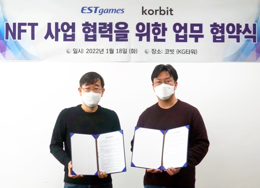 지난 18일 코빗과 이스트게임즈는 서울 강남 코빗 본사에서 업무 협약을 체결했다. (왼쪽부터) 이형백 이스트게임즈 대표와 오세진 코빗 대표가 기념촬영하고 있다. 출처=코빗 제공