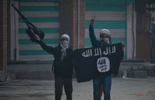 ISIS 깃발을 들고 있는 대원들. 출처=셔터스톡