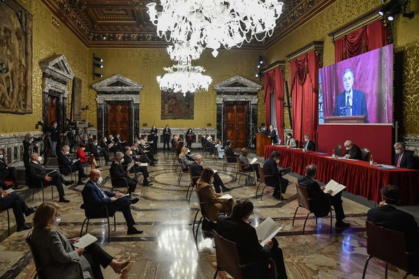 이탈리아 금융관료들이 29일 이탈리아은행 연례 보고서 발표 행사에 참석했다. 출처=AFP 연합뉴스