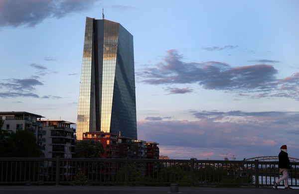 유럽중앙은행(ECB)은 지난해 12월 디지털 화폐(CBDC)를 운영하는 방법에 관해 가상의 실험을 하고 그 결과를 보고서로 발행했다. 사진은 독일 프랑크푸르트의 유럽중앙은행 건물. 출처=로이터 연합뉴스