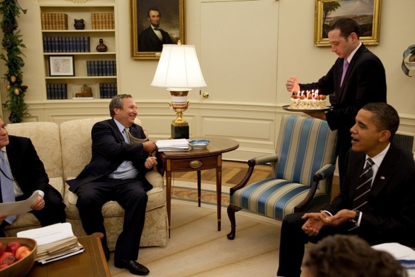 2009년 11월 백악관에서 로런스 서머스 당시 국가경제위원회(NEC) 위원장이 생일 케익을 받고 있다. 출처=백악관