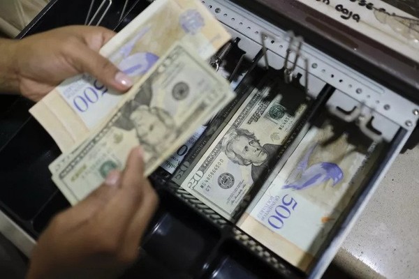 베네수엘라 카라카스의 한 제과점 현금 계산대 안에 달러 지폐가 들어있다. 출처=게티이미지