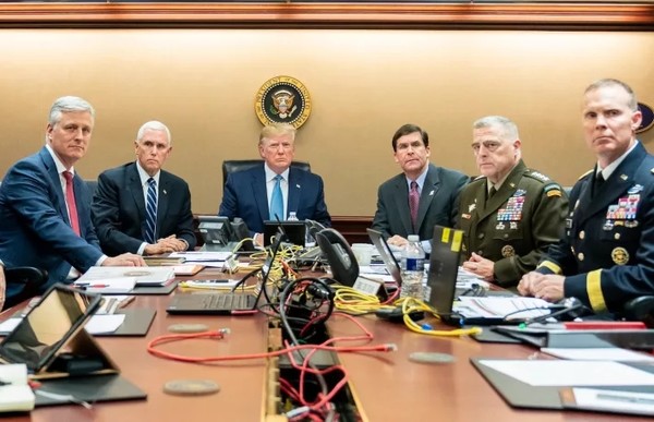 미 국가안전보장회의 참석한 트럼프 미국 대통령과 관료들. 출처=백악관