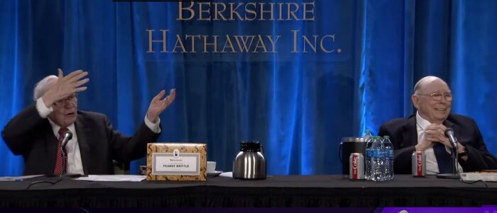 워런 버핏(왼쪽) 버크셔해서웨이 회장이 2021년 5월1일 열린 온라인 주총에서 비트코인에 대한 견해를 묻는 질문에 알듯모를듯 에둘러 답변하자 찰리 멍거 부회장이 웃고 있다. 출처=야후파이낸스 영상 캡처