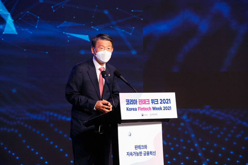 은성수 금융위원장이 26일 서울 여의도 콘래드호텔에서 열린 ‘코리아 핀테크 위크 2021’에 참석해 환영사를 하고 있다. 출처=금융위 제공