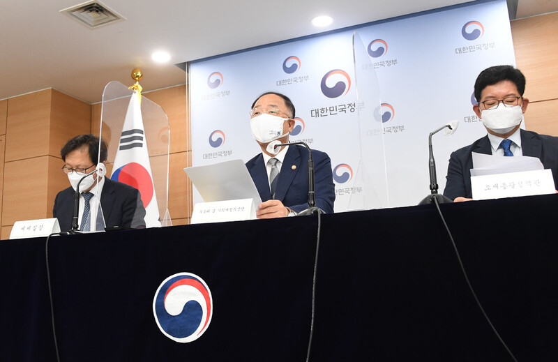 홍남기 부총리 겸 기획재정부 장관(가운데)이 지난 23일 오후 서울 광화문 정부서울청사에서 열린 ‘2021 세법개정안 브리핑'에서 주요내용을 발표하고 있다. 출처=기획재정부