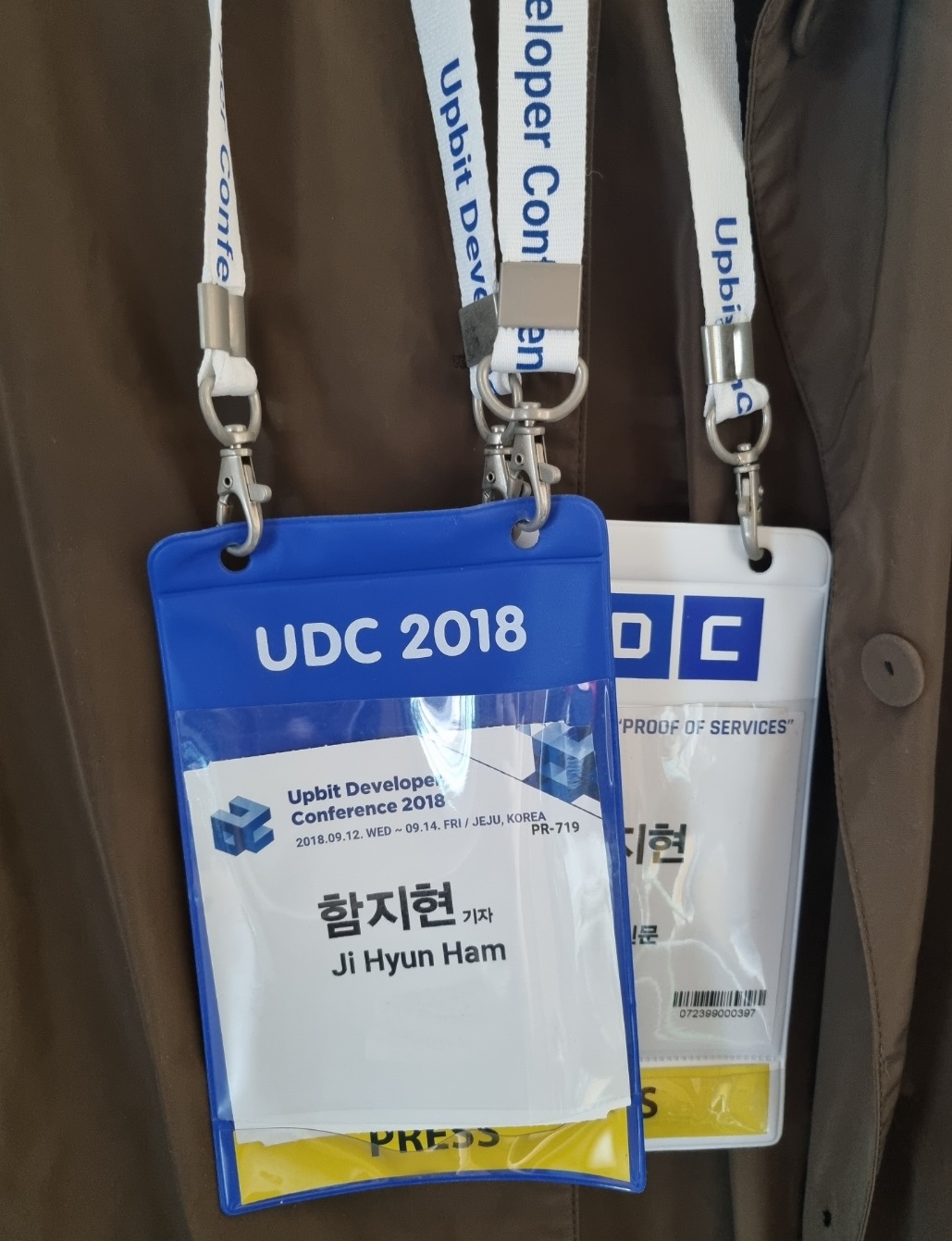 UDC 2018과 UDC 2019 프레스 배지. 출처=함지현/코인데스크 코리아