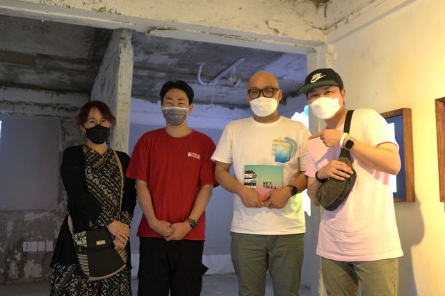NFT 아티스트들과 함께 한 킹비트 님(오른쪽에서 두번째). 출처=koreannft.com