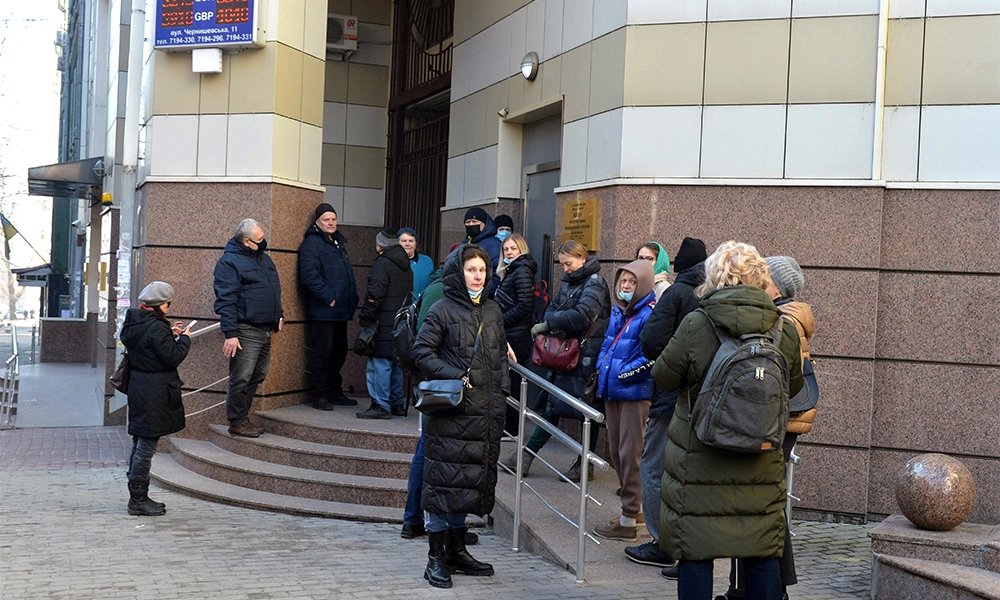 은행 앞에 줄지어 선 러시아 사람들. 출처=트위터