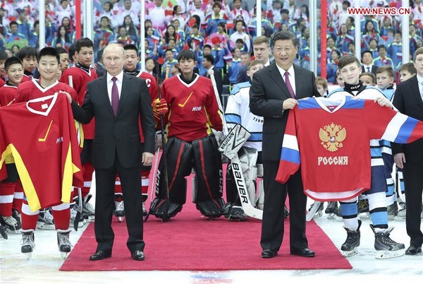 2018년 중국 톈진에서 열린 중-러 유소년 아이스하키 경기에 블라디미르 푸틴 러시아 대통령과 시진핑 중국 국가주석이 참관했다. 출처=신화통신