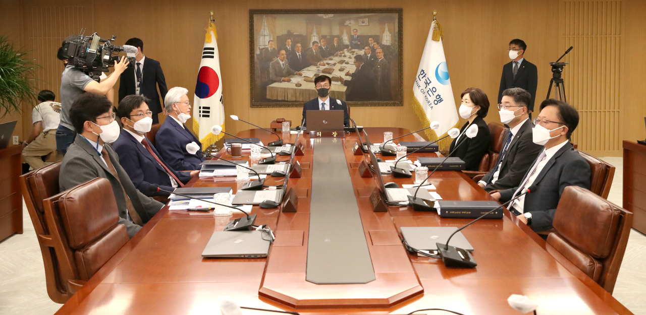 이창용 한국은행 총재가 지난 8월 25일 서울 중구 한국은행에서 열린 금융통화위원회 본회의에서 회의를 주재하고 있다. 한은 제공