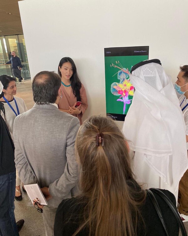 2022년 3월, 두바이에서 열린 'Global NFT Exhibition' 전시에서 NFT 작품 이야기를 전하는 그리다 작가. 출처=그리다 제공